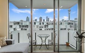 Beautiful 2Br - Pool, Gym & Parking Zodiak Stays